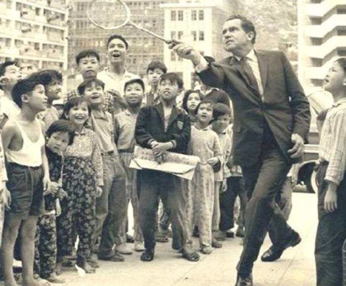 1969年成為美國總統的尼克遜,曾於1964年訪問香港,期間參觀過彩虹邨,這幀圖片拍低了他穿着西裝與彩虹街坊打羽毛球的一幕。(圖片來源:房委會官網)