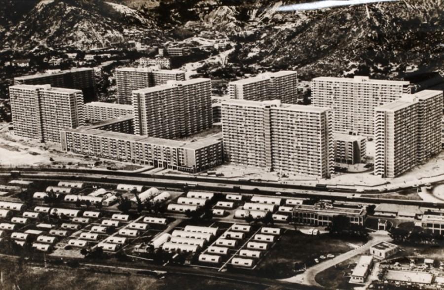 圖為1964年的彩虹邨。彩虹邨的大廈和內街命名,其實都與顏色有關。其中街道名稱更以彩虹七色為首,包括有紅梅路、橙花路、黃菊路、綠柳路、青楊路、藍鍾路、紫葳路。(圖片來源:房委會)