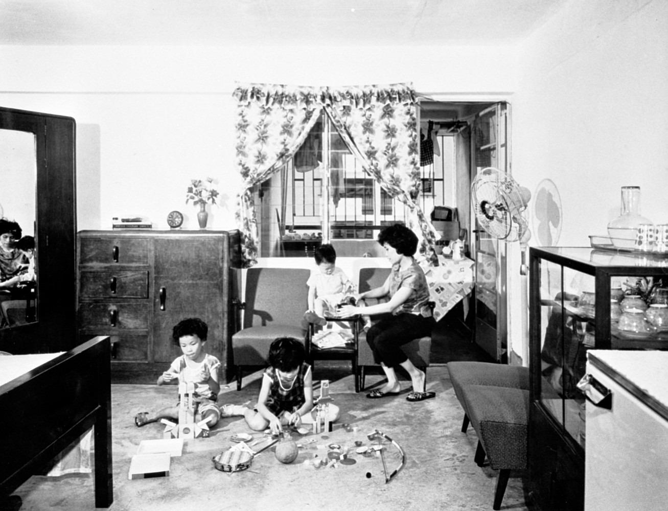 圖片攝於1964年彩虹邨一單位。在彩虹邨長大的藝人謝君豪曾拍攝節目介紹這條自己住過的屋邨,他說以前的人能夠上樓至廚廁獨立的彩虹邨公屋,都覺得好像到了「天堂」一樣。(圖片來源:政府檔案處)