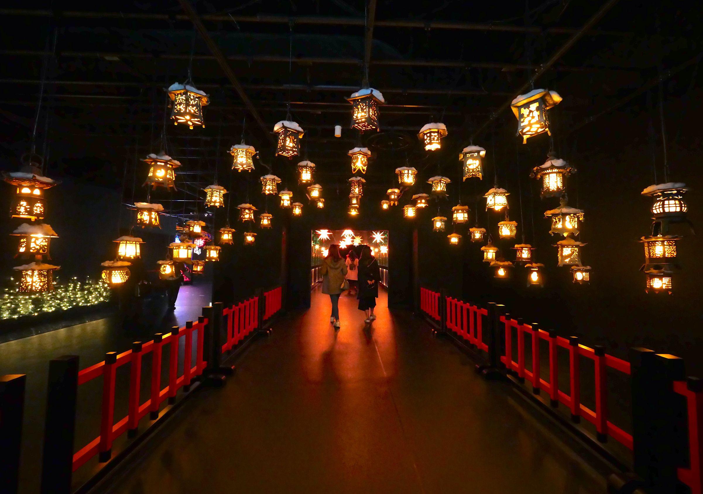 位於入口的「銀座万燈籠」,掛滿數十盞燈光搖曳的六角吊燈籠。