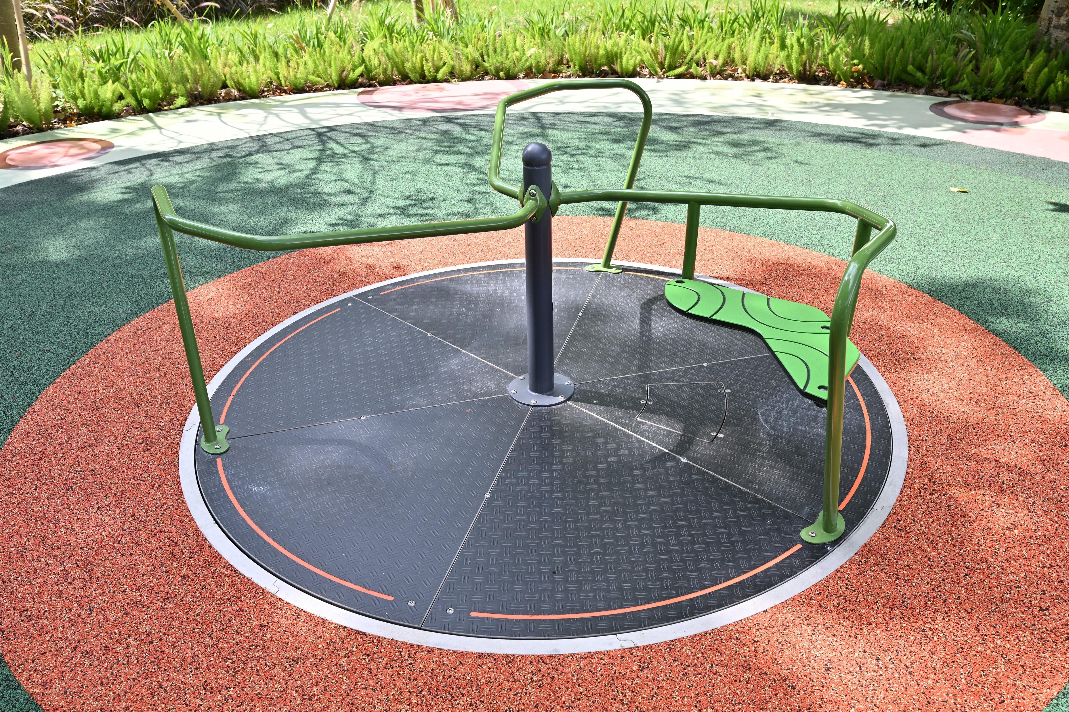 新落成的深水埗公園共融遊樂場今日(十一月二十六日)起開放予公眾使用。場內設置多種類型的鞦韆,讓使用者遊玩時更添趣味。圖示各種不同的鞦韆。(康文署圖片)