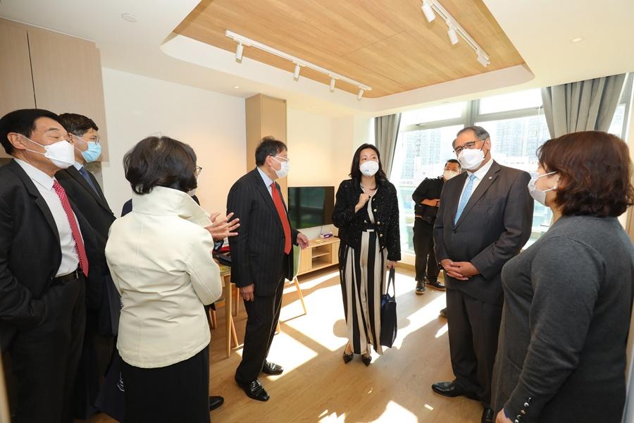 嘉賓參觀麥當勞叔叔之家(觀塘)賽馬會大樓。(馬會提供)