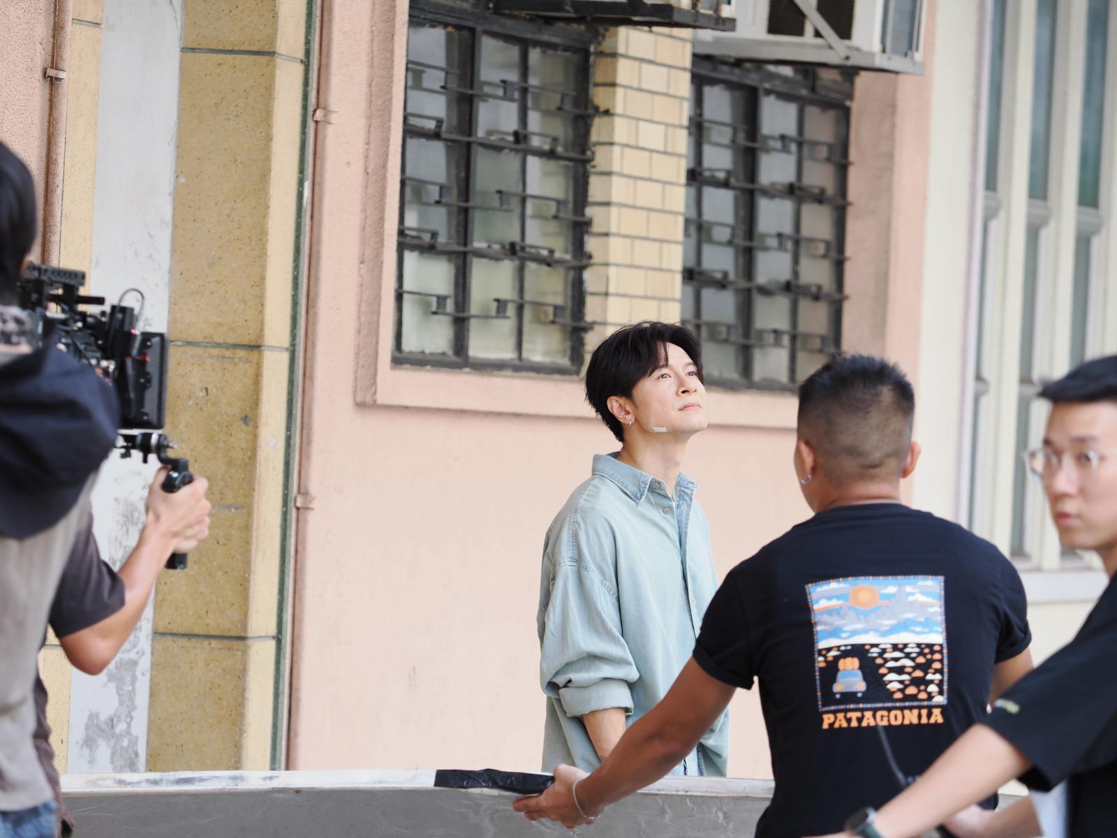 拍新歌MV前遇交通意外受傷,陳健安決定面貼膠布上陣。