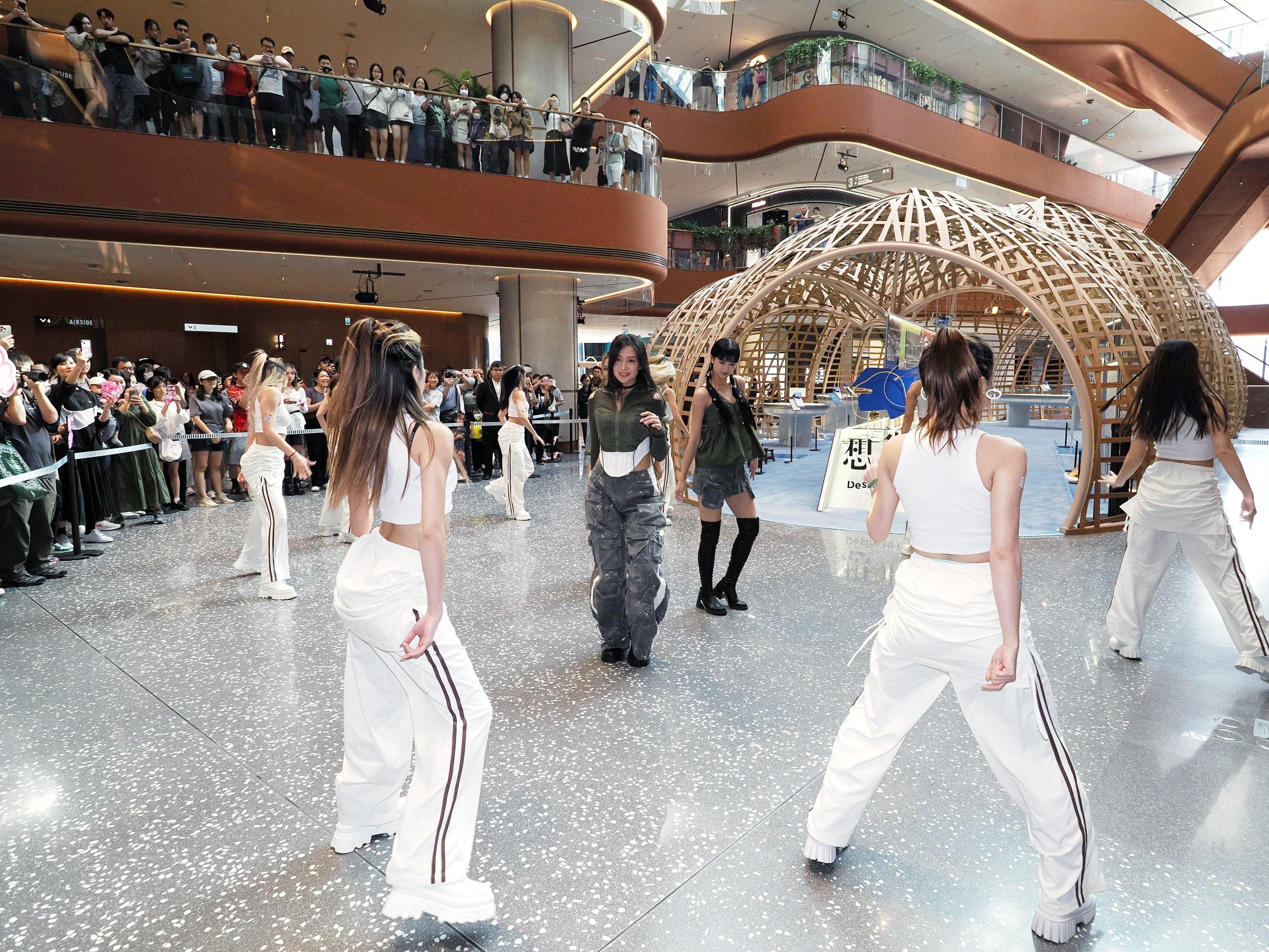 由譚旻萱(Mandy)、黃淑蔓(Feanna)和連家穎(Vian)組成的全新女團 Me&,首次跳舞快閃新歌《Eye to Eye》。