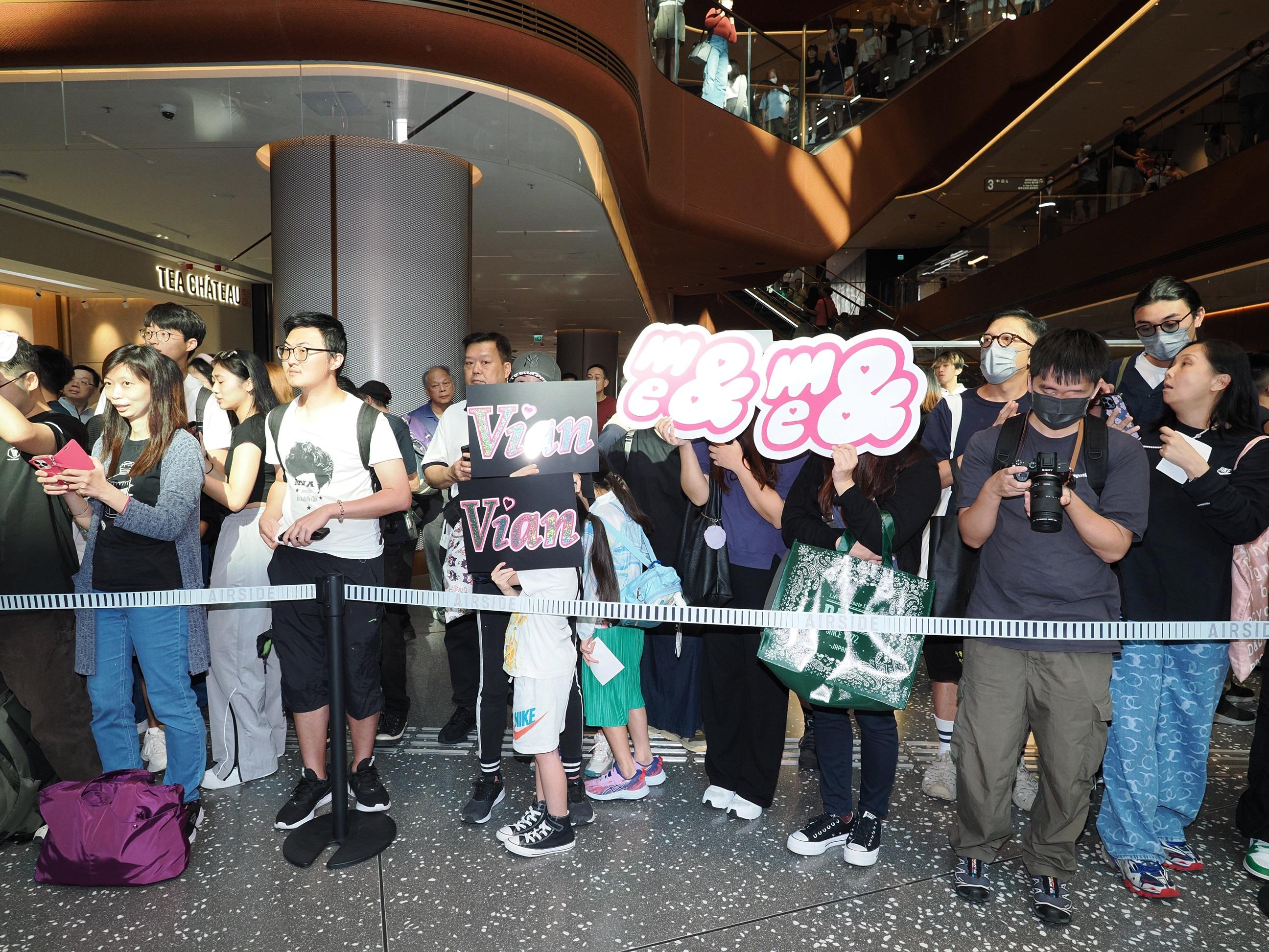 全新女團 Me&首次跳舞快閃新歌《Eye to Eye》,不少粉絲舉牌支持。