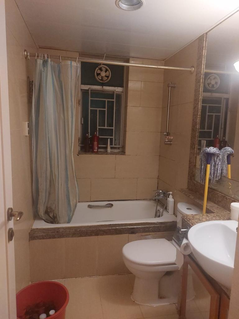 浴室屬於明廁,間隔闊落。(代理提供)