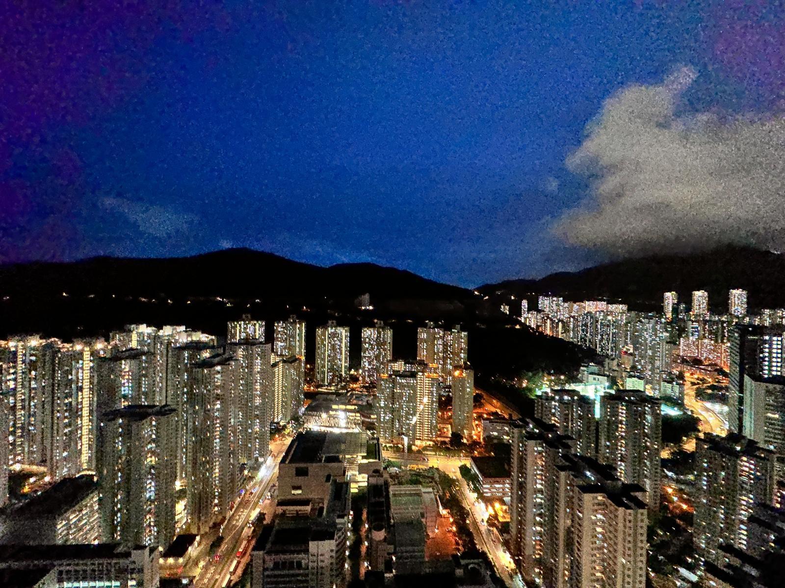 單位其中一邊景觀為市景,晚上景觀清靜吸引。(代理提供)