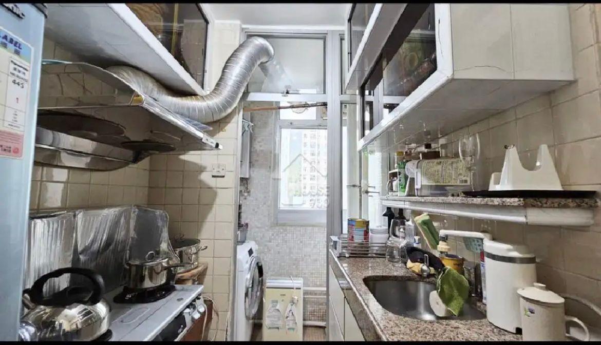 單位廚房外表小露台,空間足夠擺放洗衣機等家電用品,以及晾曬衣物。(代理提供)