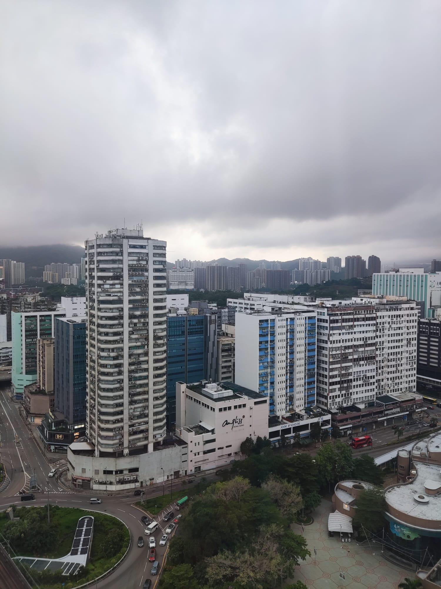 新葵芳花園在「減辣」後錄首宗二手成交,高層靚裝兩房放盤吸引3組客爭奪,最終以555萬元沽出。圖為單位景觀。(代理提供)