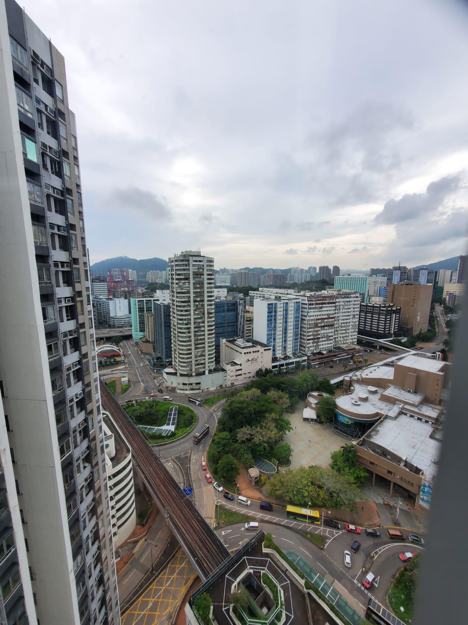 新葵芳花園在「減辣」後錄首宗二手成交,高層靚裝兩房放盤吸引3組客爭奪,最終以555萬元沽出。圖為單位景觀。(代理提供)