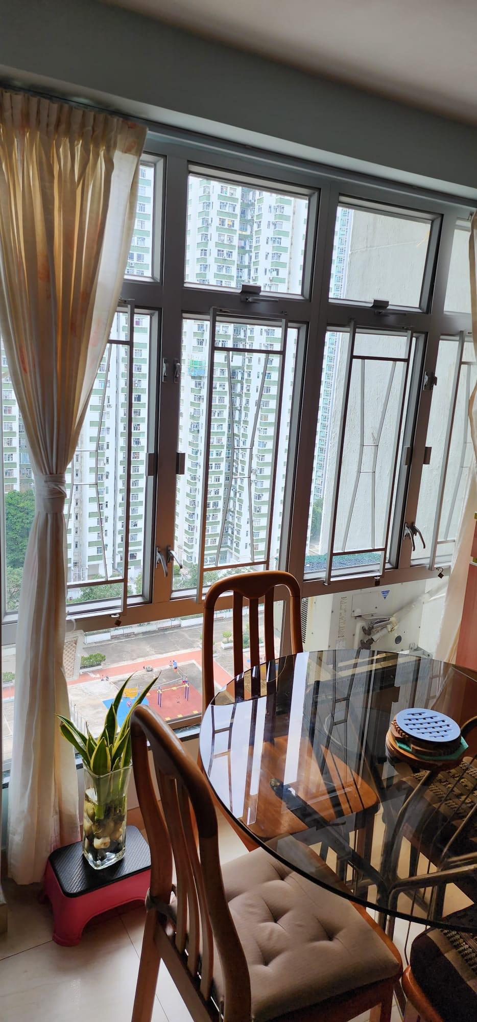 單位位處中層,外望開揚球場景。(代理提供)