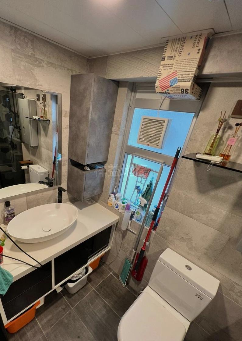 浴室採水泥工業風設計,易打理又實用。(代理提供)