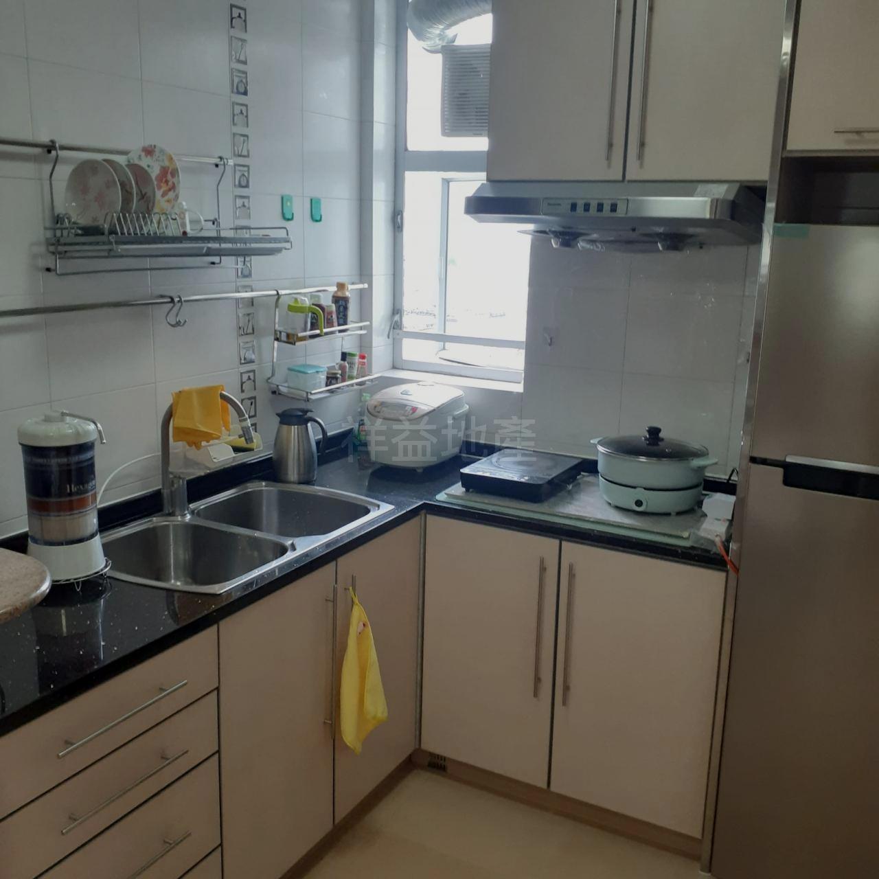 廚房面積闊落。(代理提供)