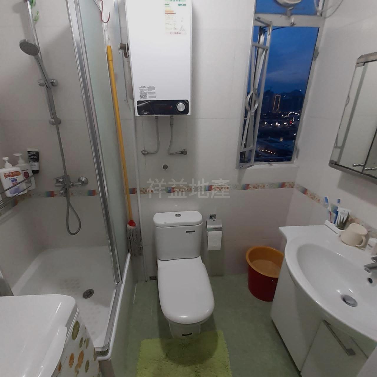 明廁浴室十分通爽,裝修企理。(代理提供)