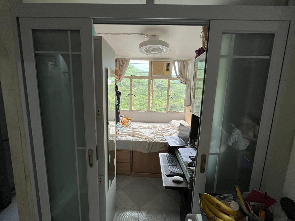 單位為一房設計,以磨砂玻璃趟門分隔,實用美觀,而全山景致十分清靜舒適。(代理提供)