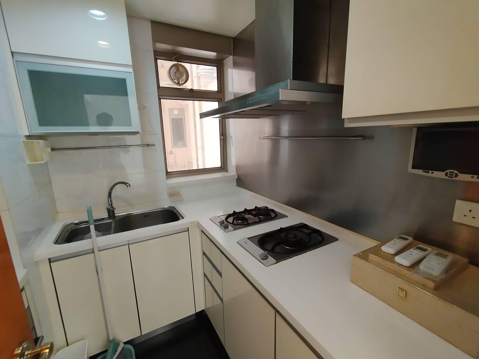 廚房配套齊全,空間亦闊落。(代理提供)