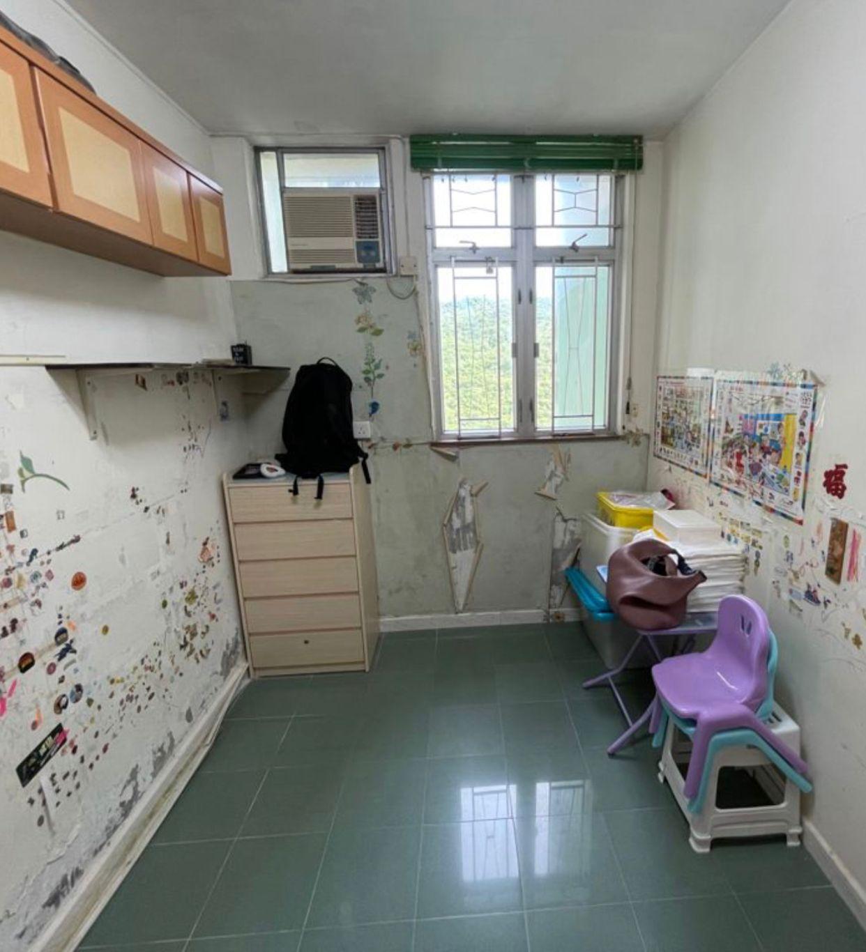 單位裝修頗舊,但間隔四正實用,山景景觀亦十分開揚。(代理提供)