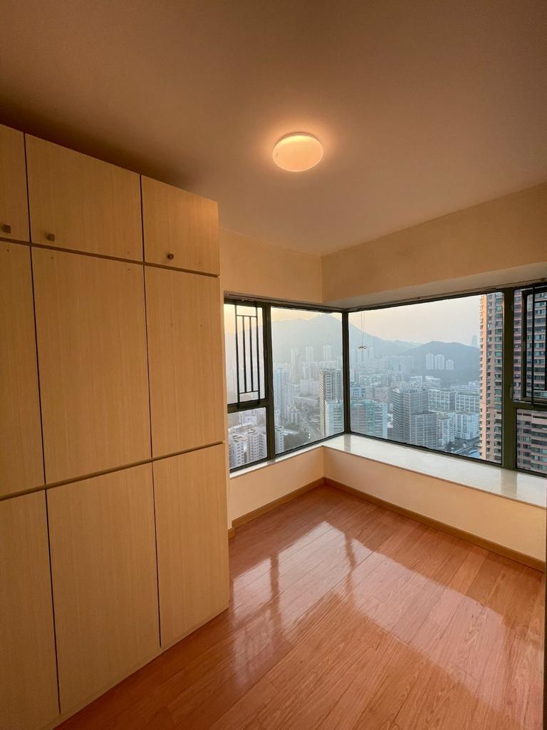 主人房設有大衣櫃,90度大窗戶,視野開揚。(代理提供)