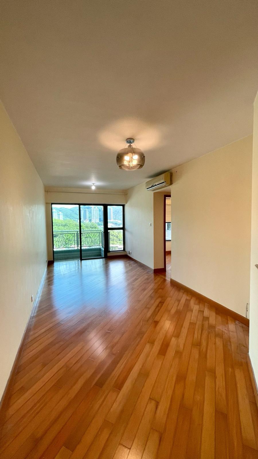 大廳間隔闊落,外接露台望開揚山景,裝修亦新淨。(代理提供)