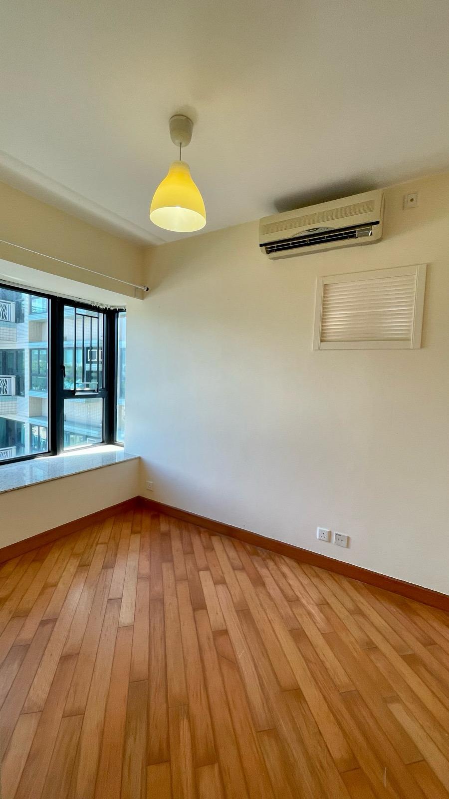 單位擁無遮擋山景及海景,室內採光度極高。(代理提供)