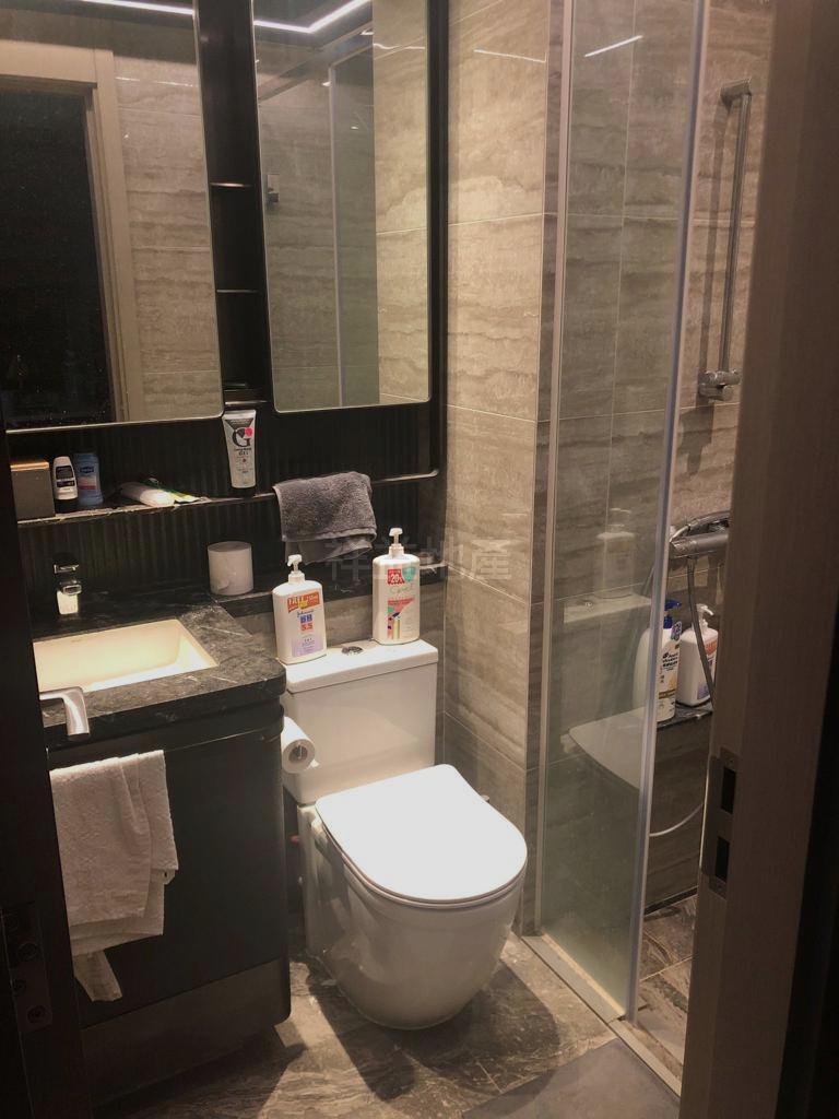 浴室為發展商原裝裝修,新淨企理。(代理提供)