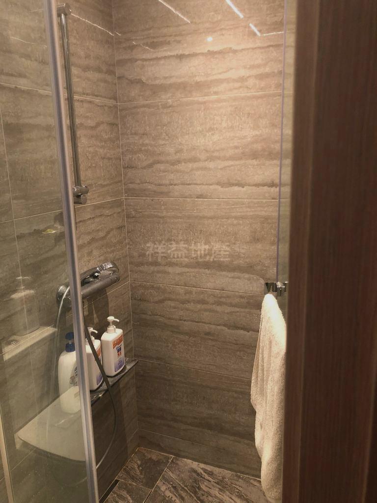 浴室為發展商原裝裝修,新淨企理。(代理提供)