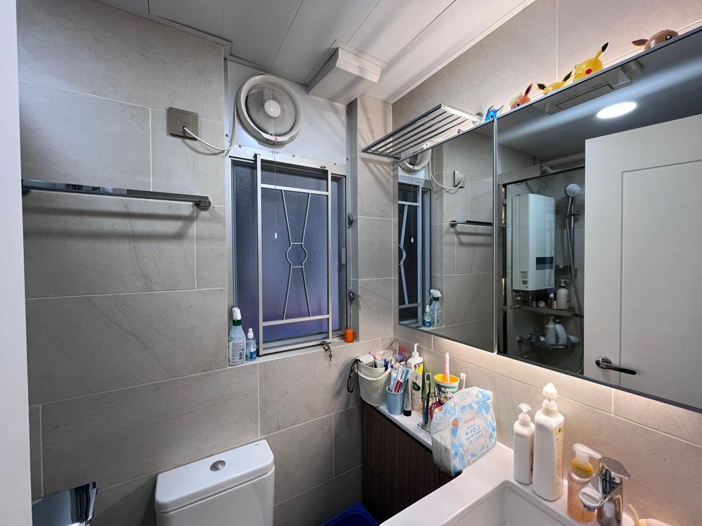 明廁浴室裝修亦企理,用色和用料均易於打理。(代理提供)