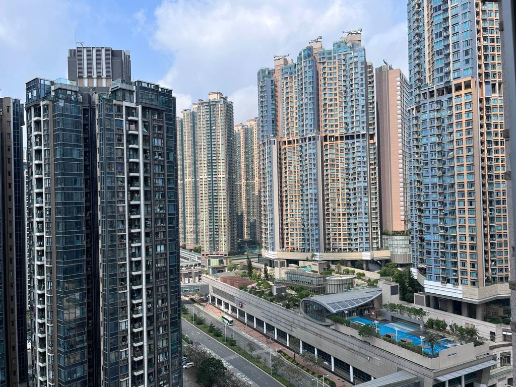 單位部分景觀望周邊屋苑樓景及泳池景。(代理提供)