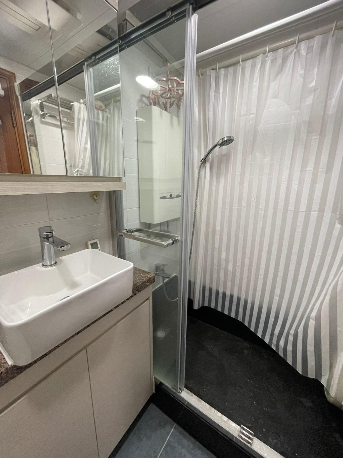 浴室裝修雅緻實用,採玻璃企缸設計。(代理提供)