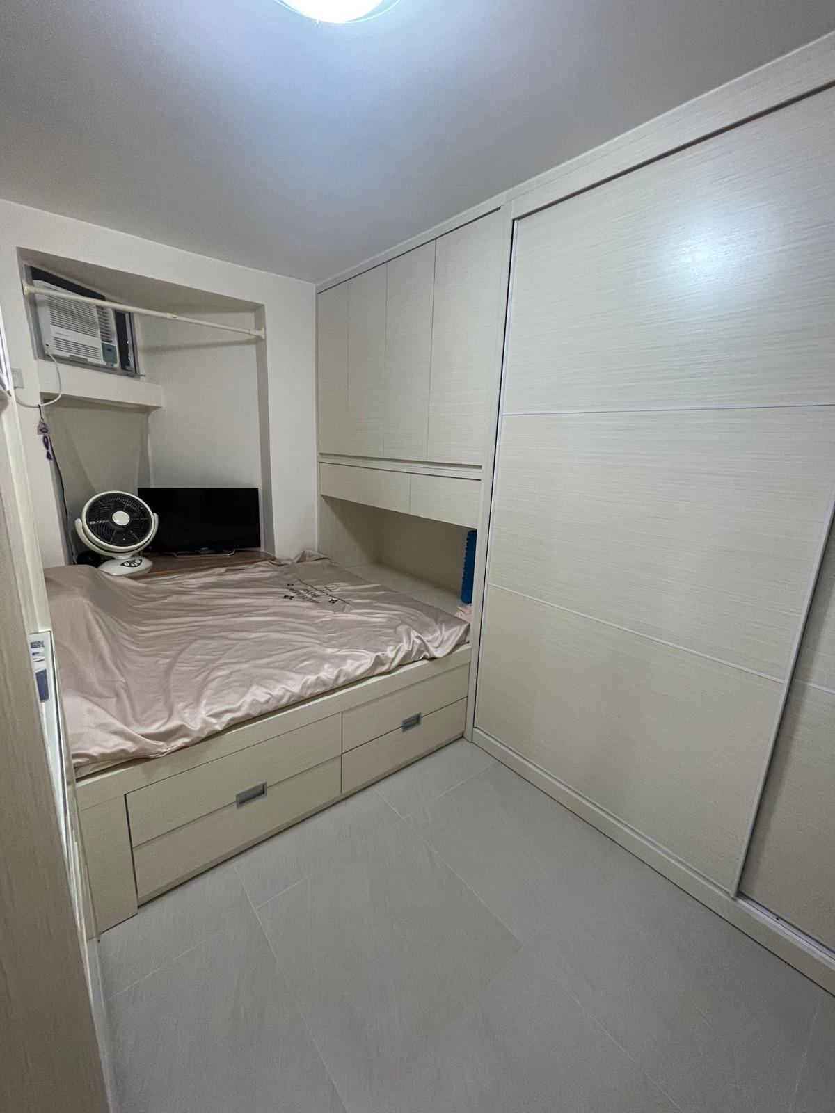 睡房附有不少訂製衣櫃,收納空間頗多。(代理提供)