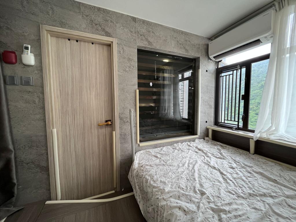 單位為一房間隔,睡房設有實用地台,收納空間充裕。(代理提供)