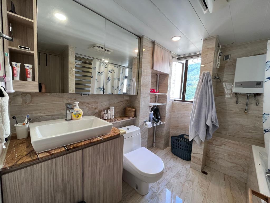 浴室猶如酒店裝修格調,面積頗闊落,並且面向翠綠山景,通爽開揚。(代理提供)