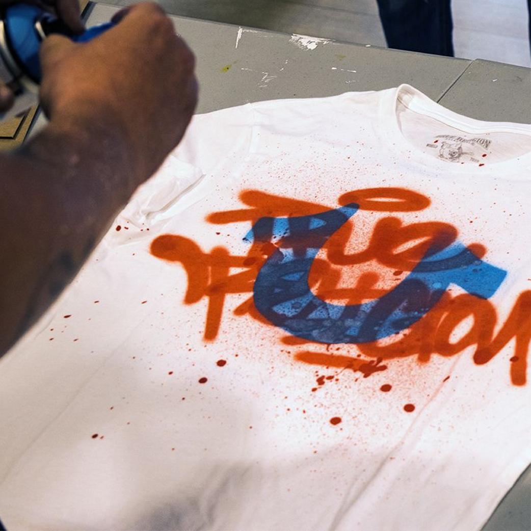 「利園街頭滑板節2023」期間,除了精彩絕倫的競技比賽,更設有由專業滑板導師指導、適合初學者的滑板體驗班(適合5歲或以上人士參與),以及街頭文化體驗工作坊,包括DIY 手指滑板工作坊。設計個人專屬塗鴉T恤工作坊、滑板砂紙創意工作坊等