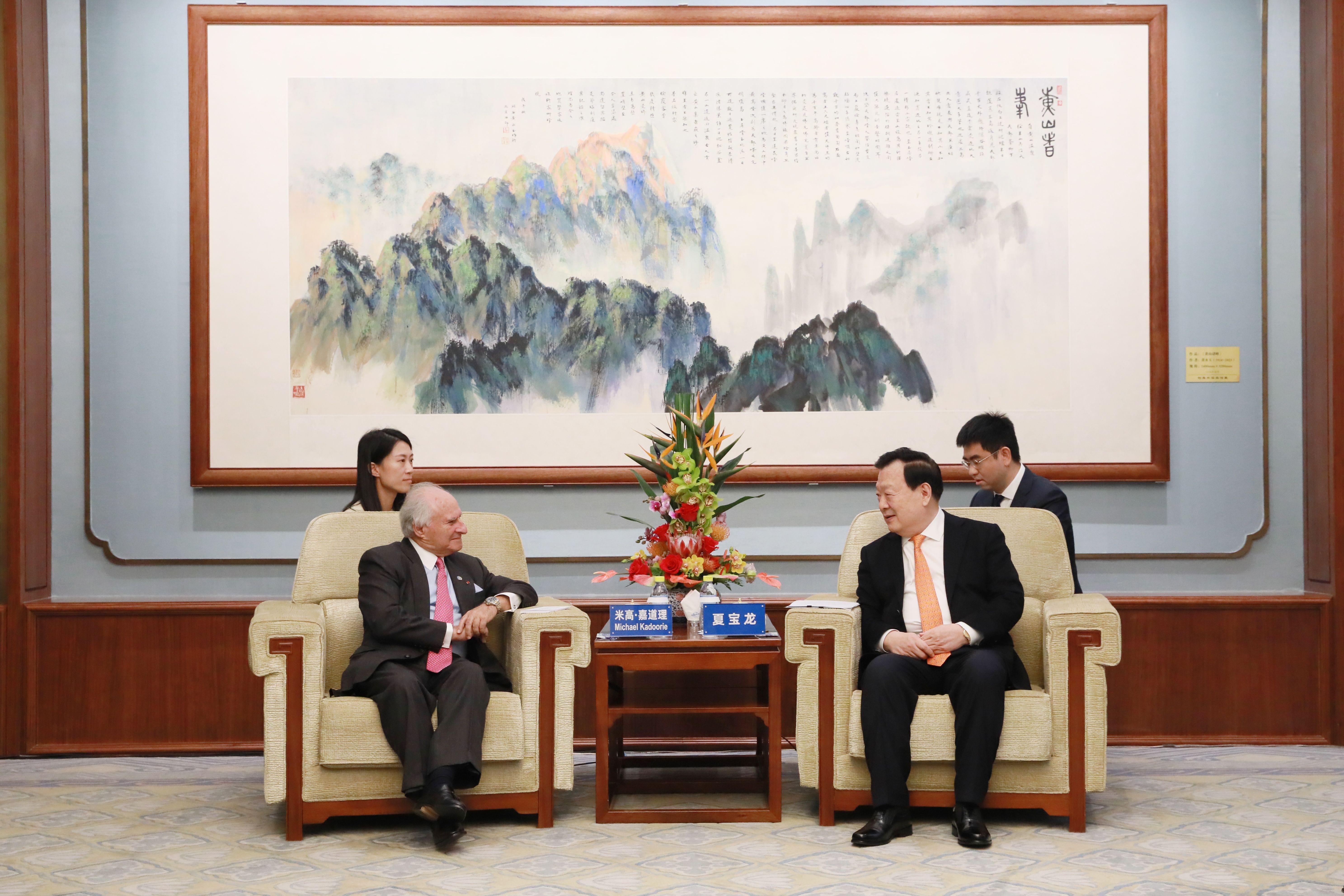 米高嘉道理與夏寶龍會面.。(中電提供)