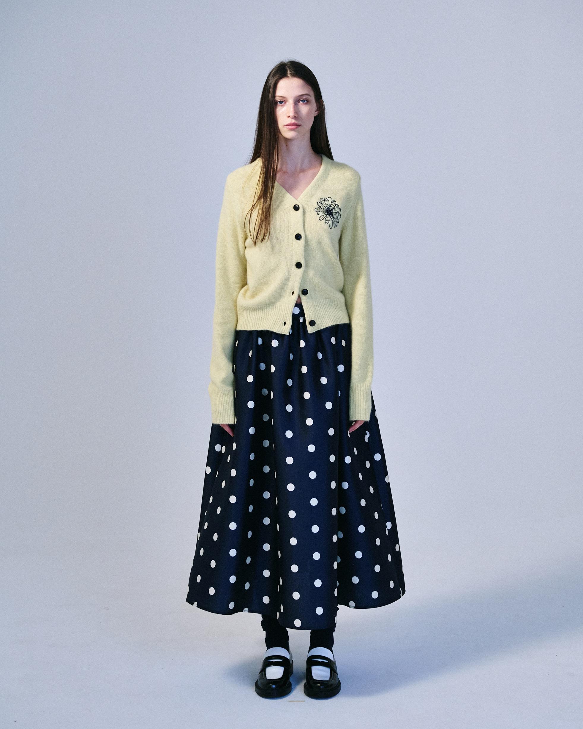 Mardi Mercredi Raccoon Cardigan $1,150、Skirt $1,200