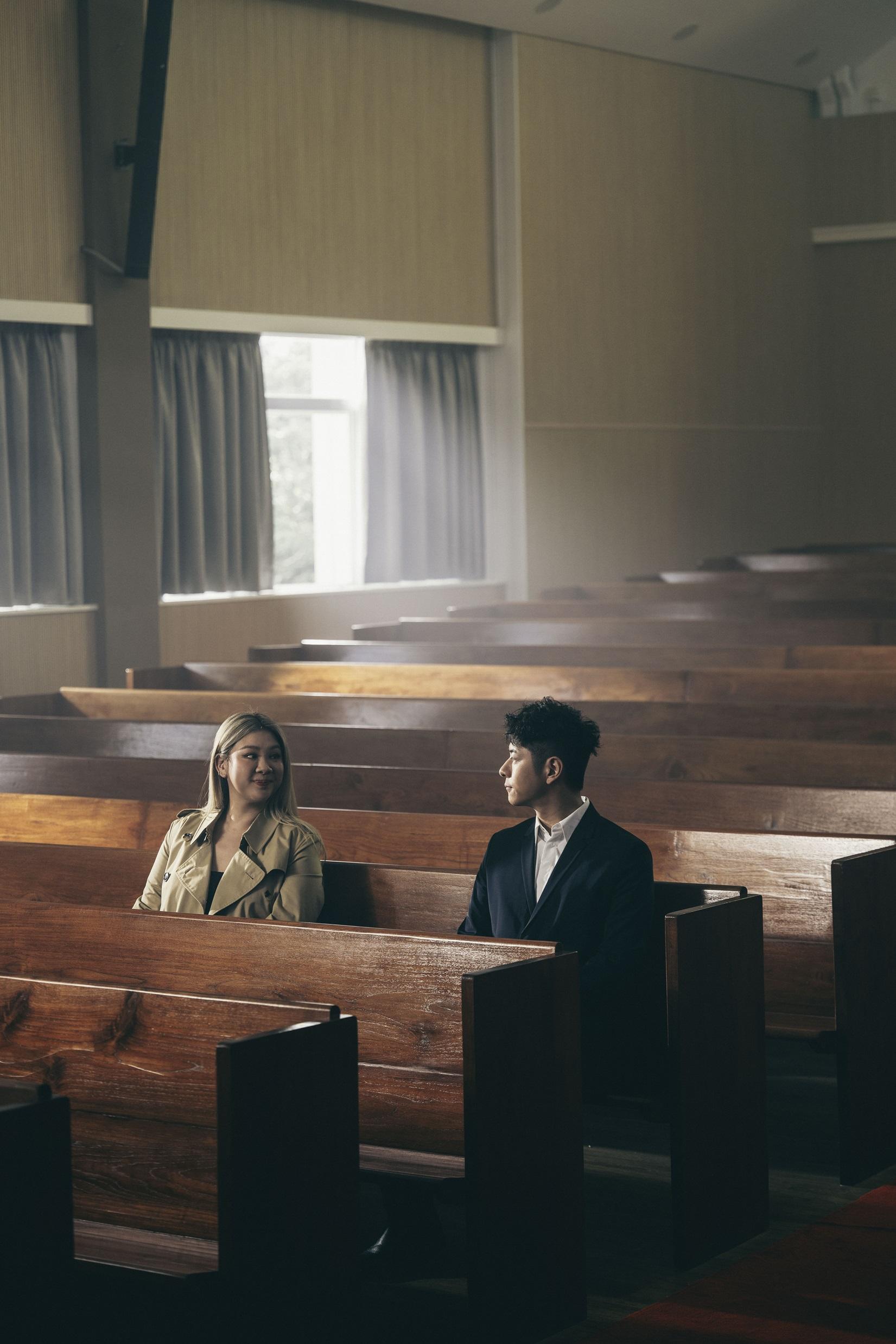 許廷鏗新歌《一場同學》MV獲好友鄭欣宜擔任女主角。