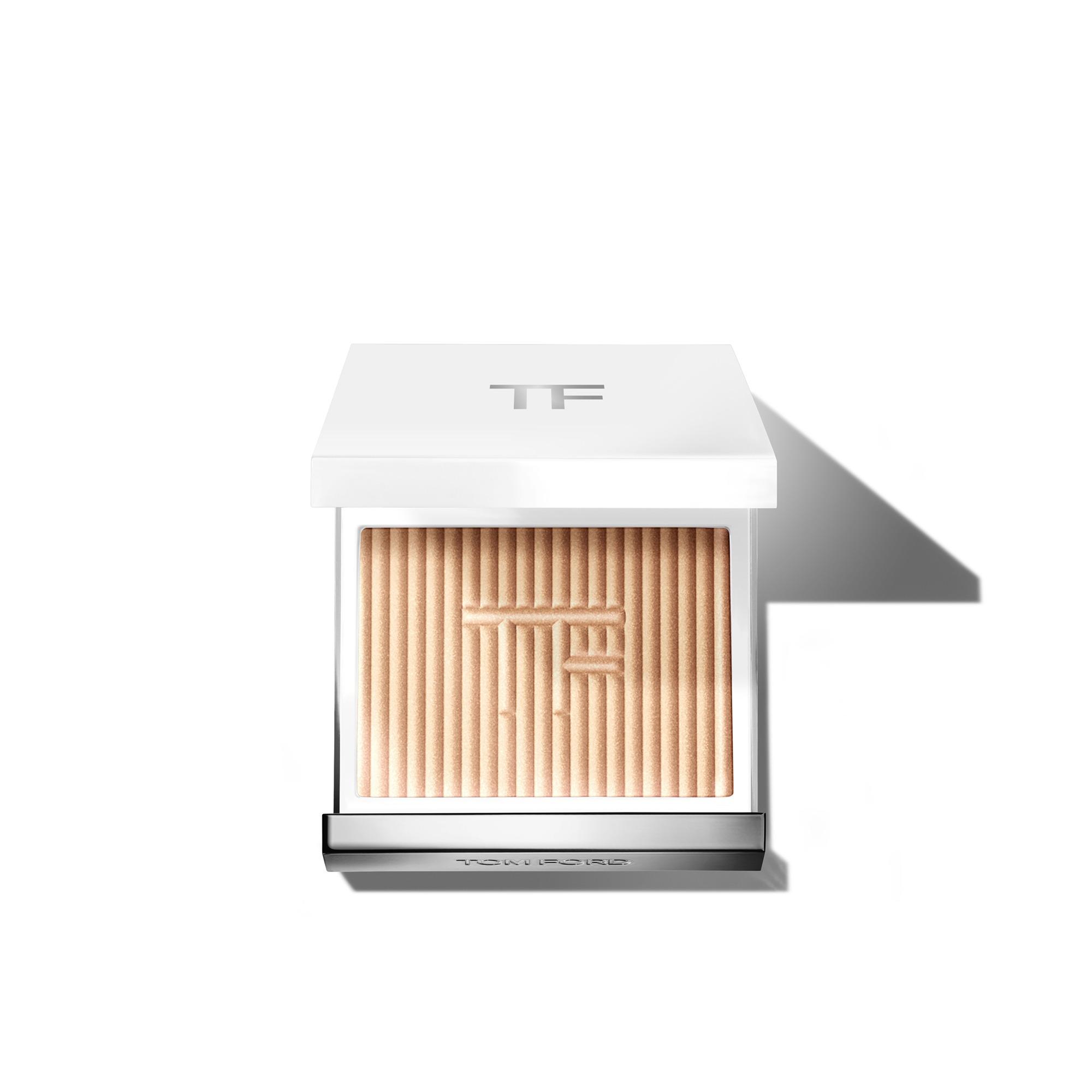 兩款高光粉01 ROSE IRISÉ及 02 GRAN PARADIS於肌膚上完美呈現彷如冬日陽光吻過的立體色調,為妝容增添細緻光澤。各$730