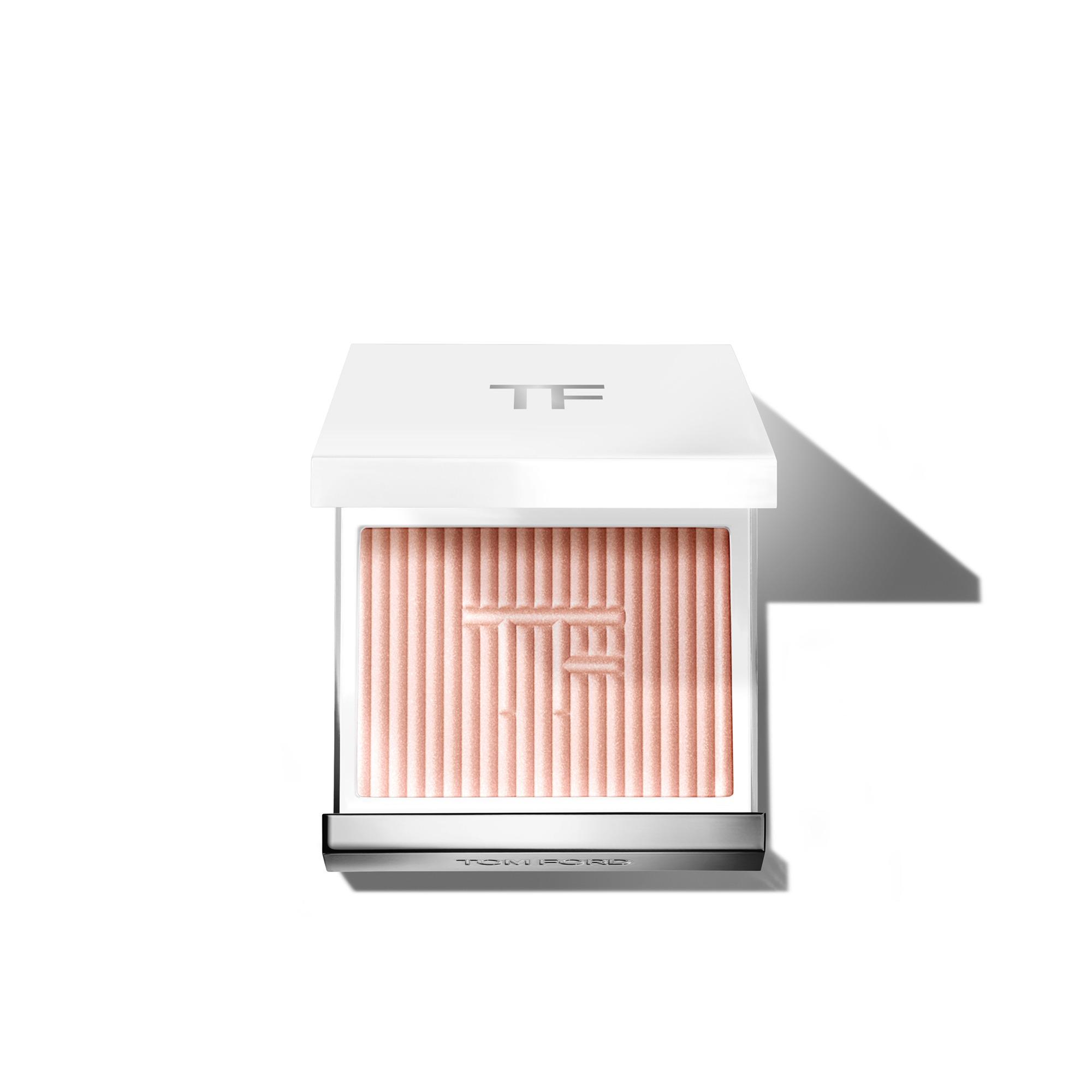 兩款高光粉01 ROSE IRISÉ及 02 GRAN PARADIS於肌膚上完美呈現彷如冬日陽光吻過的立體色調,為妝容增添細緻光澤。各$730