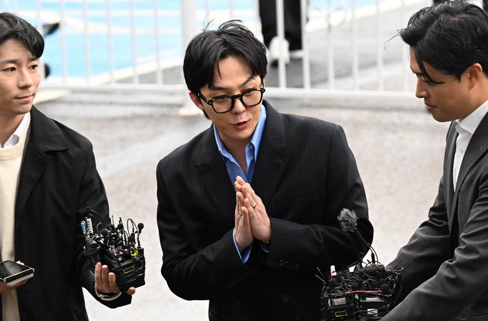 G-DRAGON涉毒現身警局助查150警恭候,GD雙手合十不停問:我走得未?(路透社)