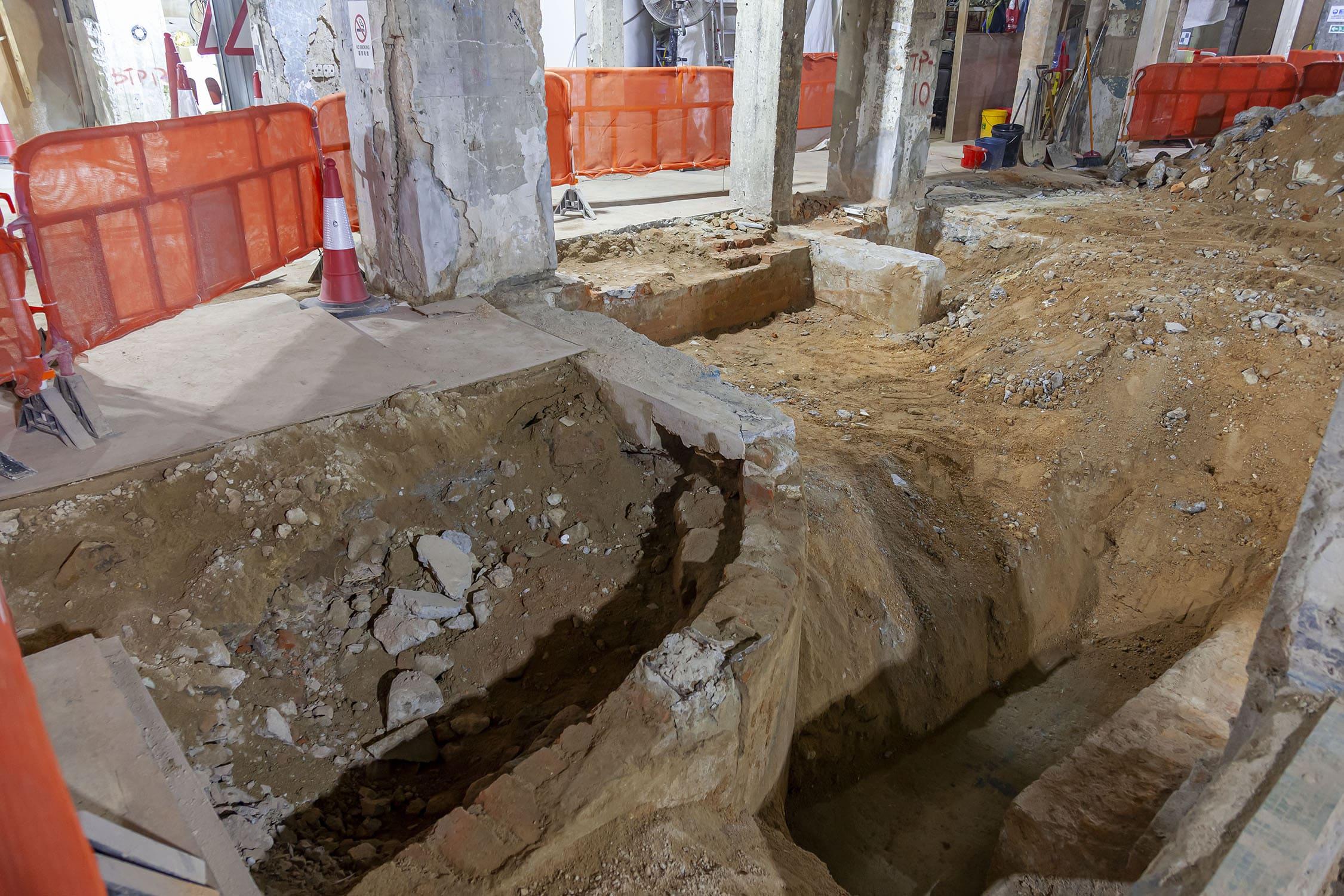 在地基發現彎曲牆壁,正是「璇宮樓」夜總會的建築遺跡。