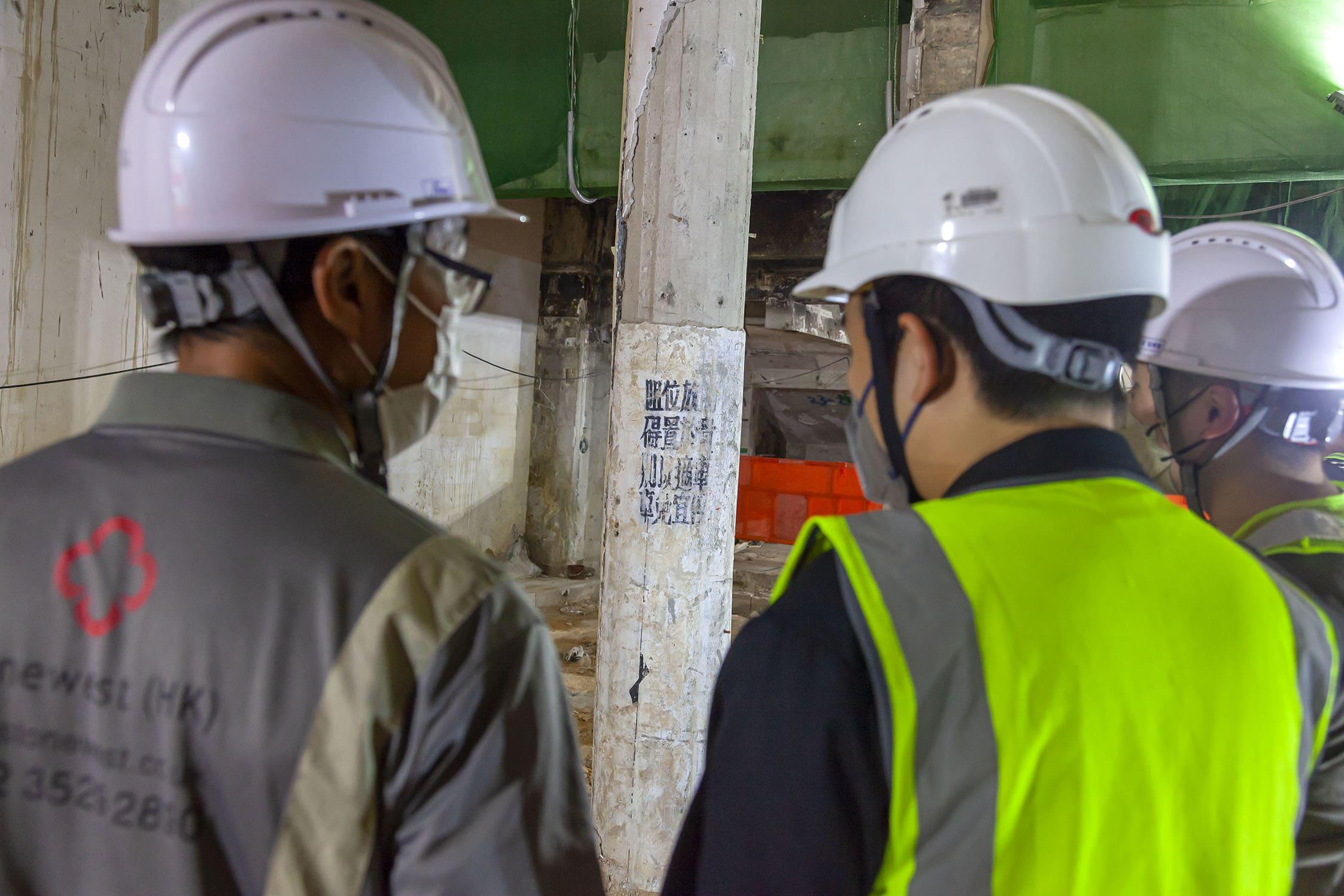 在地下基座部分圓柱,發現有標示提醒於適當位置泊車