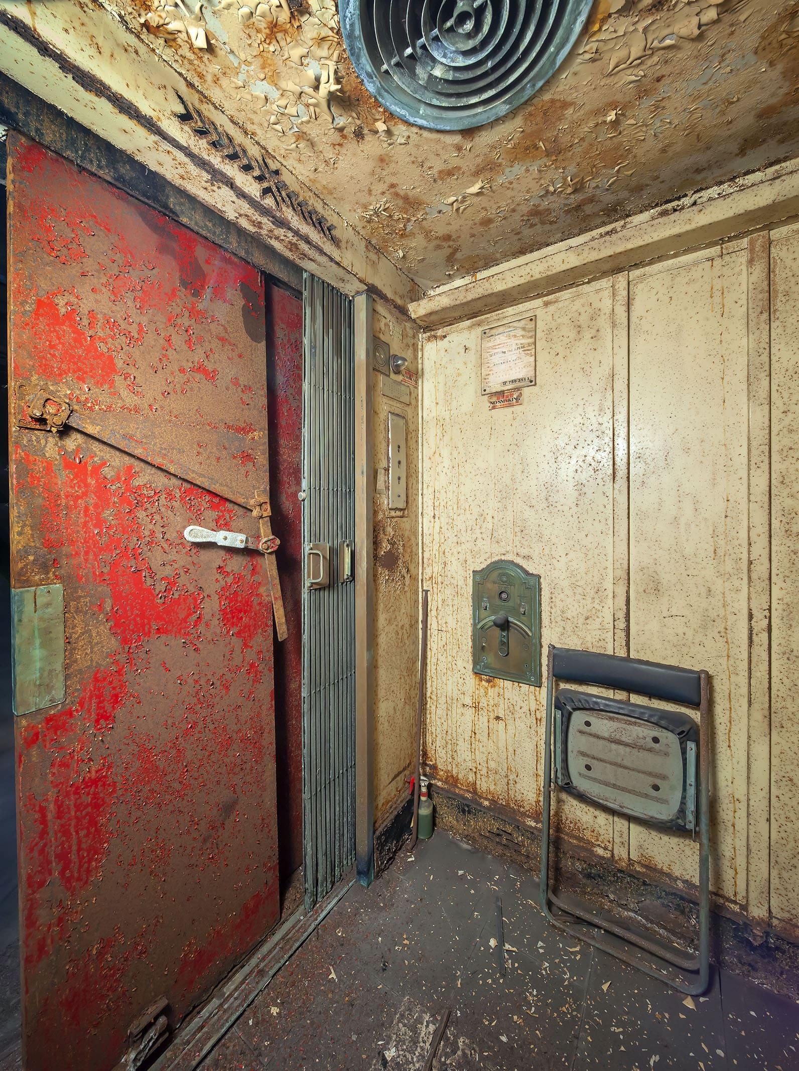 在三樓超等座旁的梯間,發現一部奧的斯(OTIS)手動升降機。