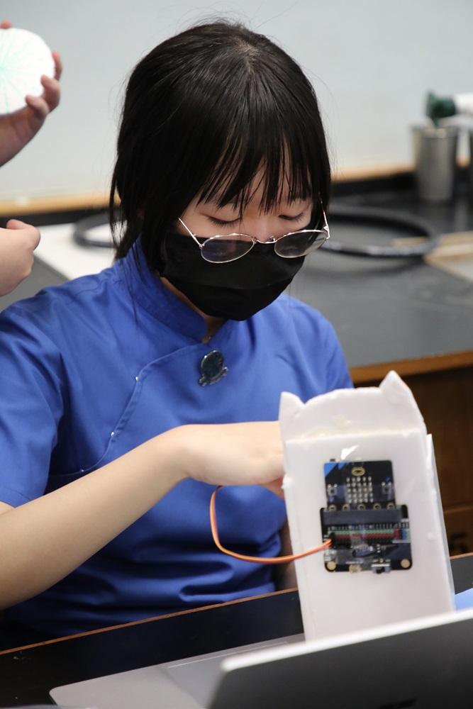 學校重視科研學習,初中已有STEM課程,透過科研活動帶動學習科學、解難能力、團隊精神。