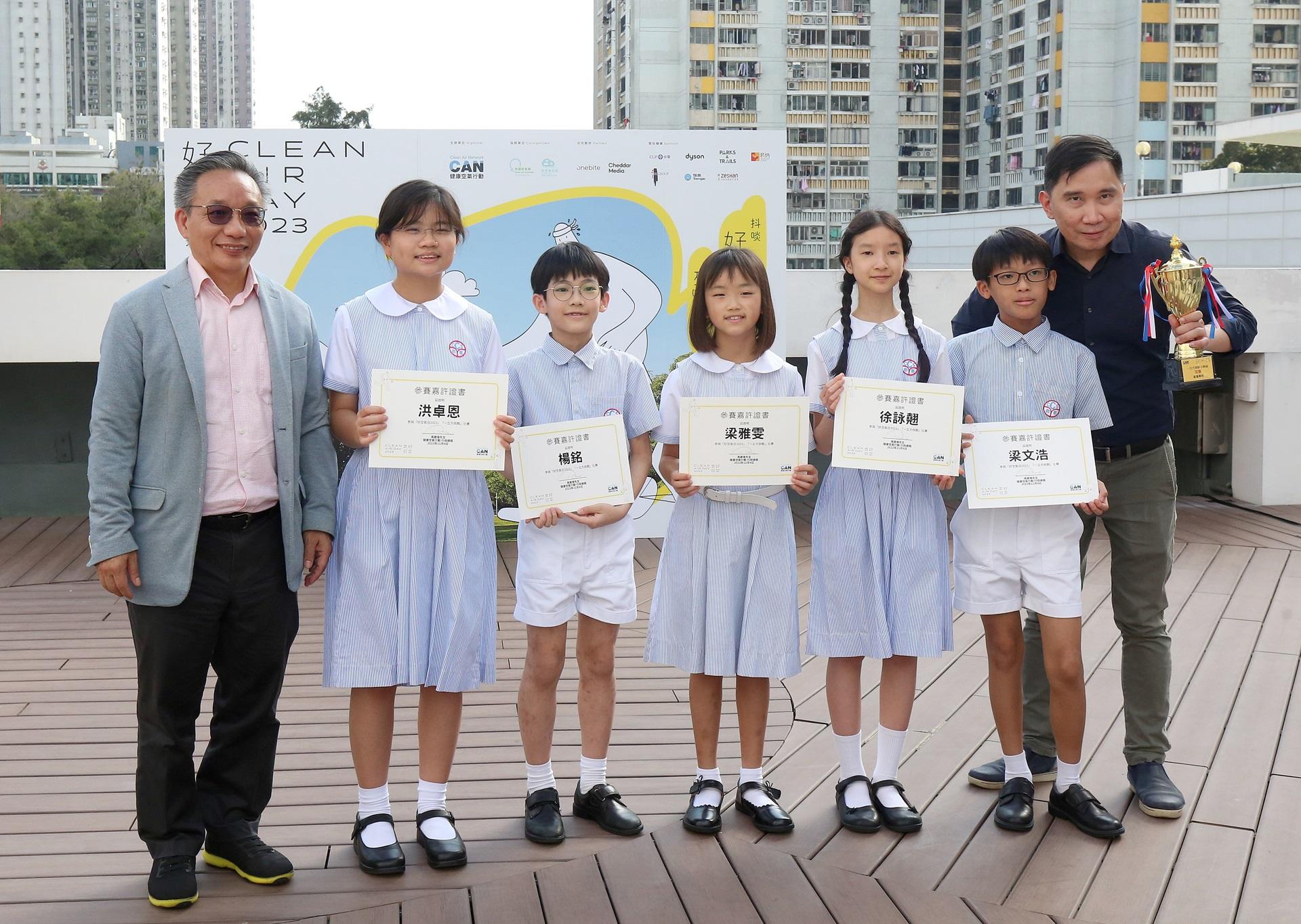 小學組冠軍啟基學校以口罩纖維加活性碳過濾空氣,並可置於學生桌子旁。