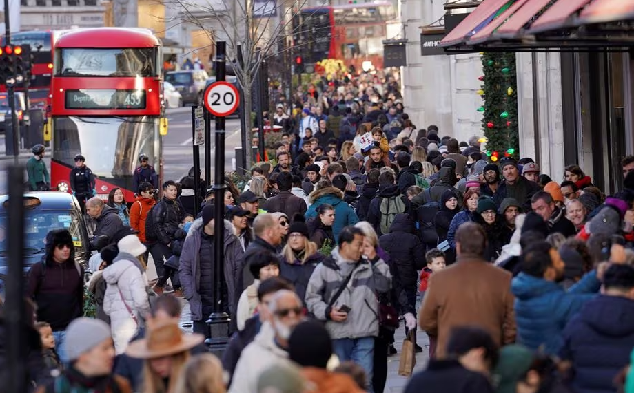 英國公布明年4月起調高最低工資至每小時11.44英鎊(約112港元),預計270萬名低收入人士受惠。(路透社資料圖片)