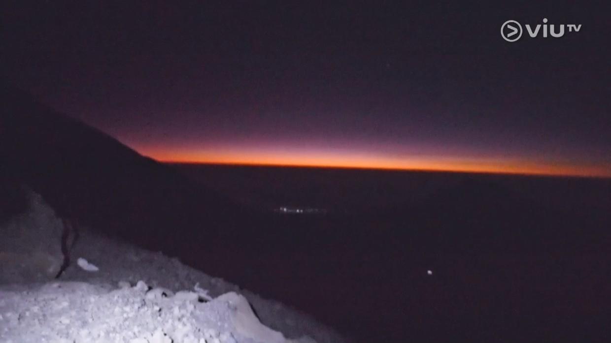 看著太陽從地平線升起,成為眾人堅持的動力。(《無制限探險隊》截圖)