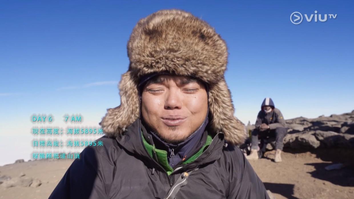 Ray成功登頂後,感觸泛淚光。(《無制限探險隊》截圖)