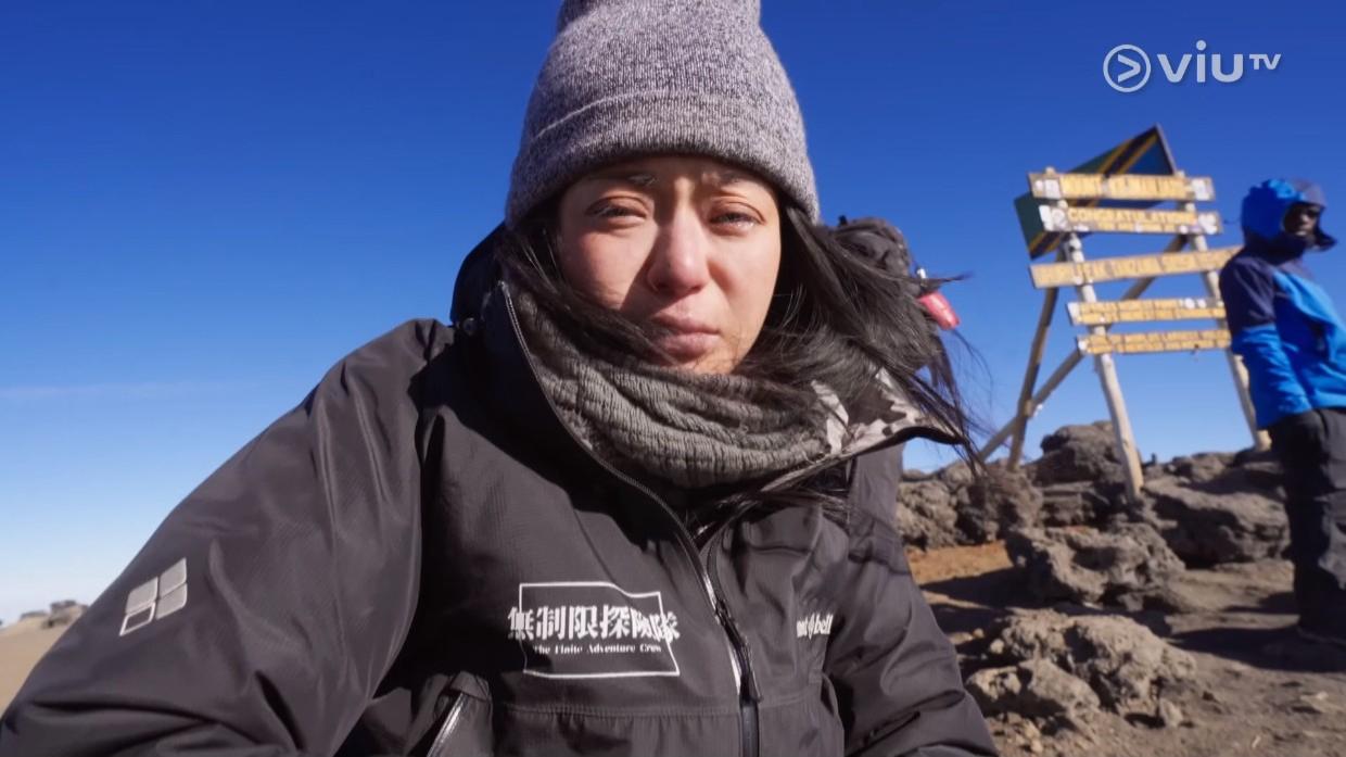 咖喱成功登頂後,激動爆喊。(《無制限探險隊》截圖)