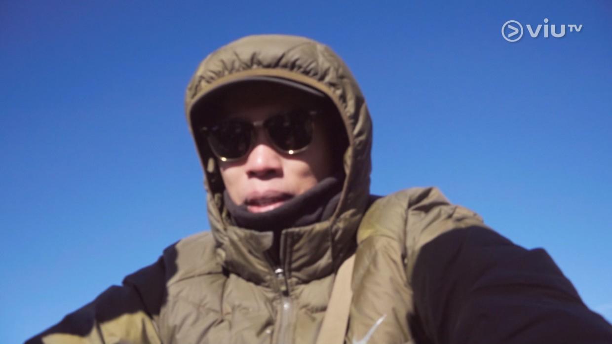 Agent L登頂後,感觸泛淚光。(《無制限探險隊》截圖)