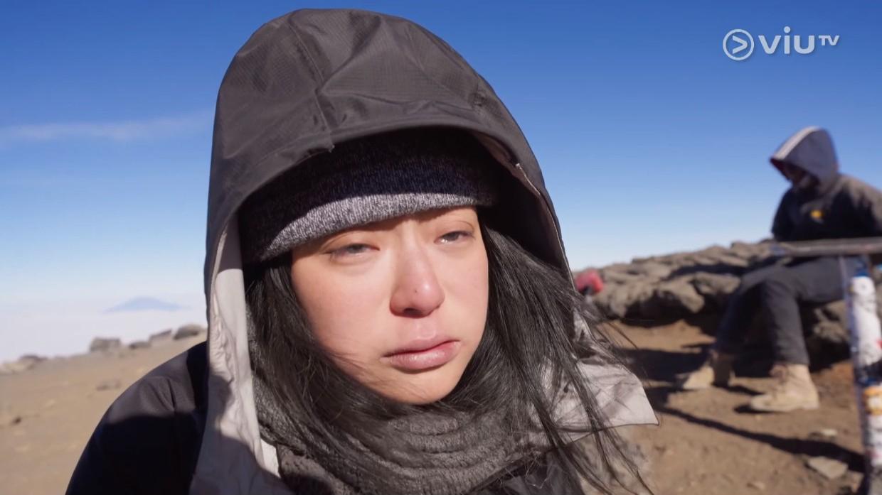 咖喱成功登頂後,激動爆喊。(《無制限探險隊》截圖)